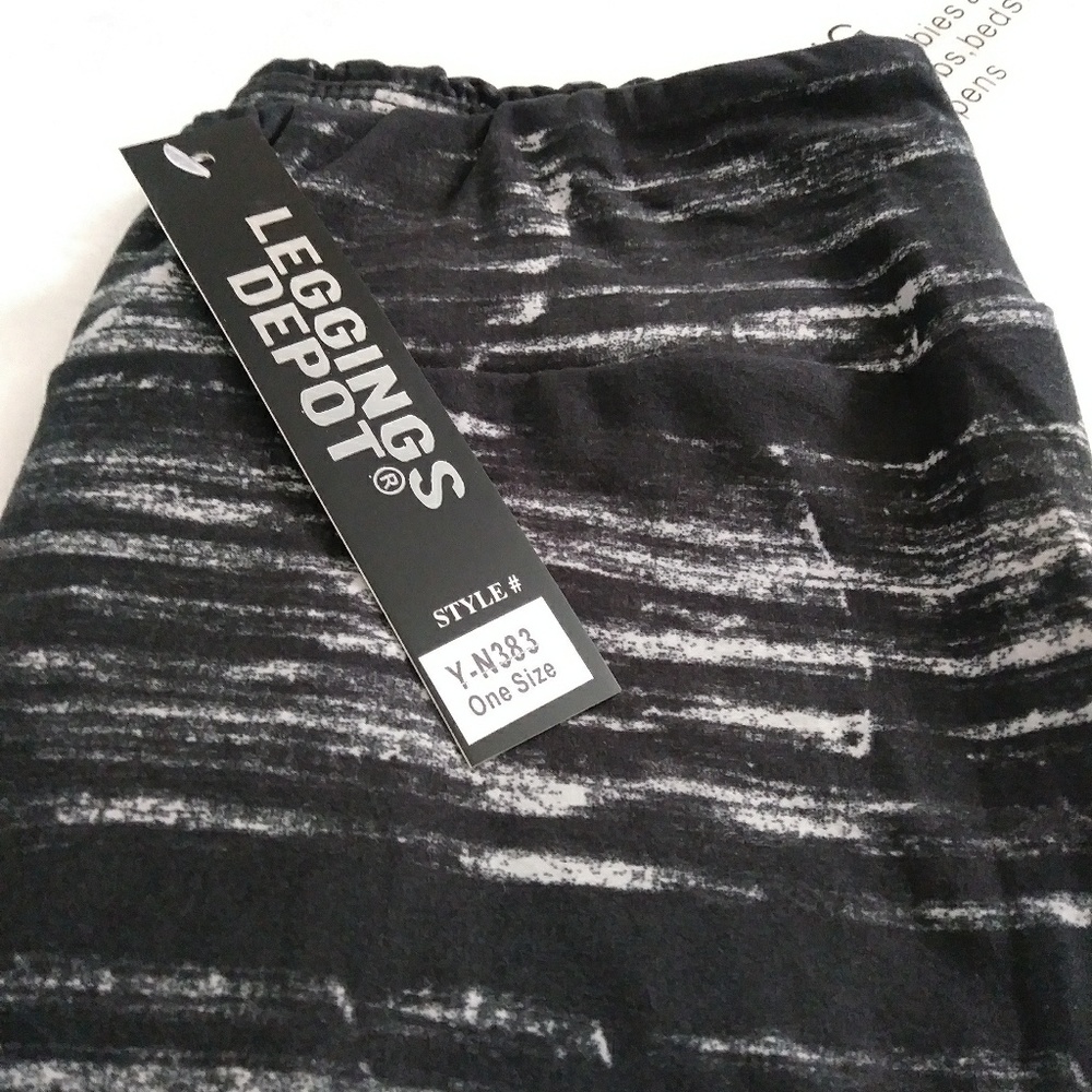 💠Last 1💠Black & White Striped Leggings